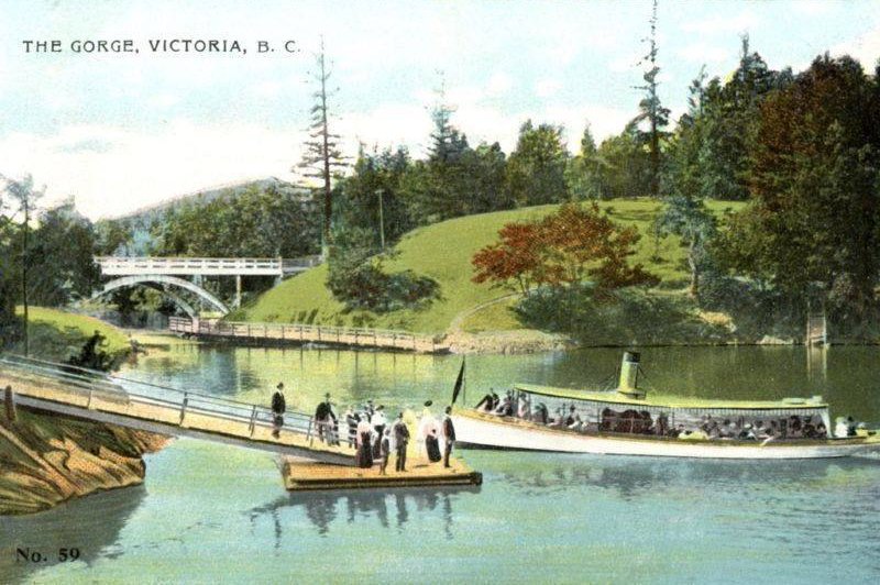 Customers arriving at the Gorge Pointe dock, 1908