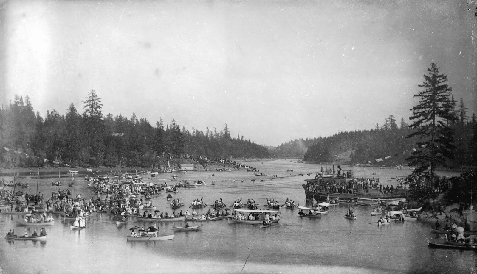 Customers arriving at the Gorge Pointe dock, 1908